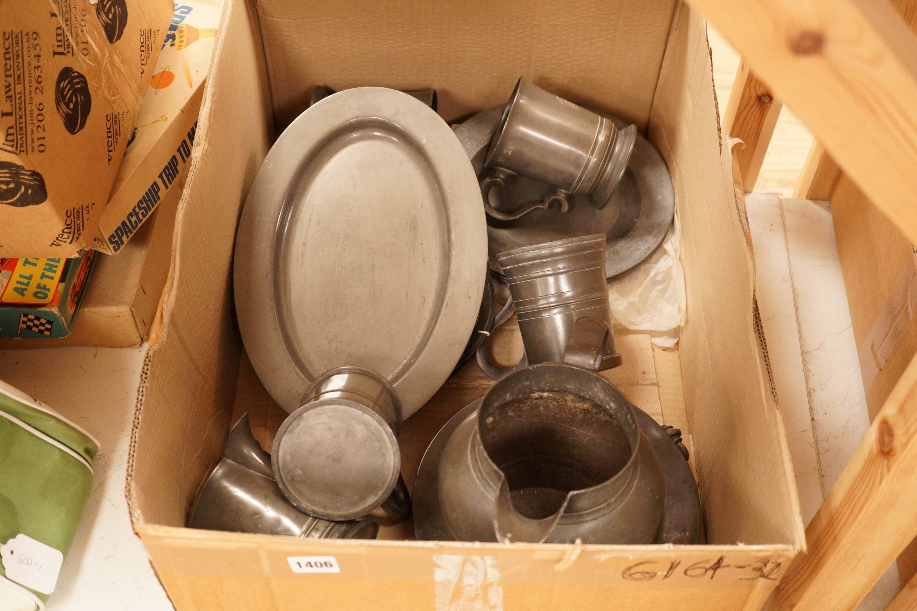 Assorted pewter wares, to include trays, jugs, etc.